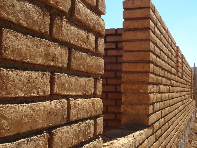 Vivienda sismoresistente de adobe construida por Alto Ñuble